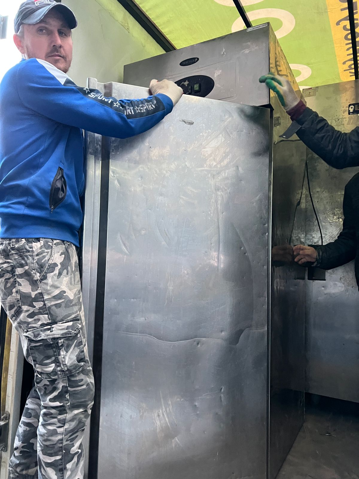 Шкаф холодильный 1д-гл Tefcold  700л нерж - компания Кормилец