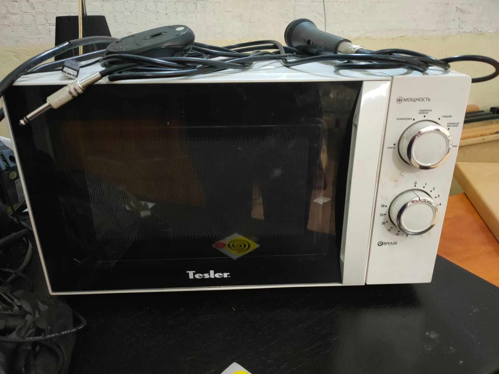 Микроволновая печь TESLER MM-2038 - компания Кормилец