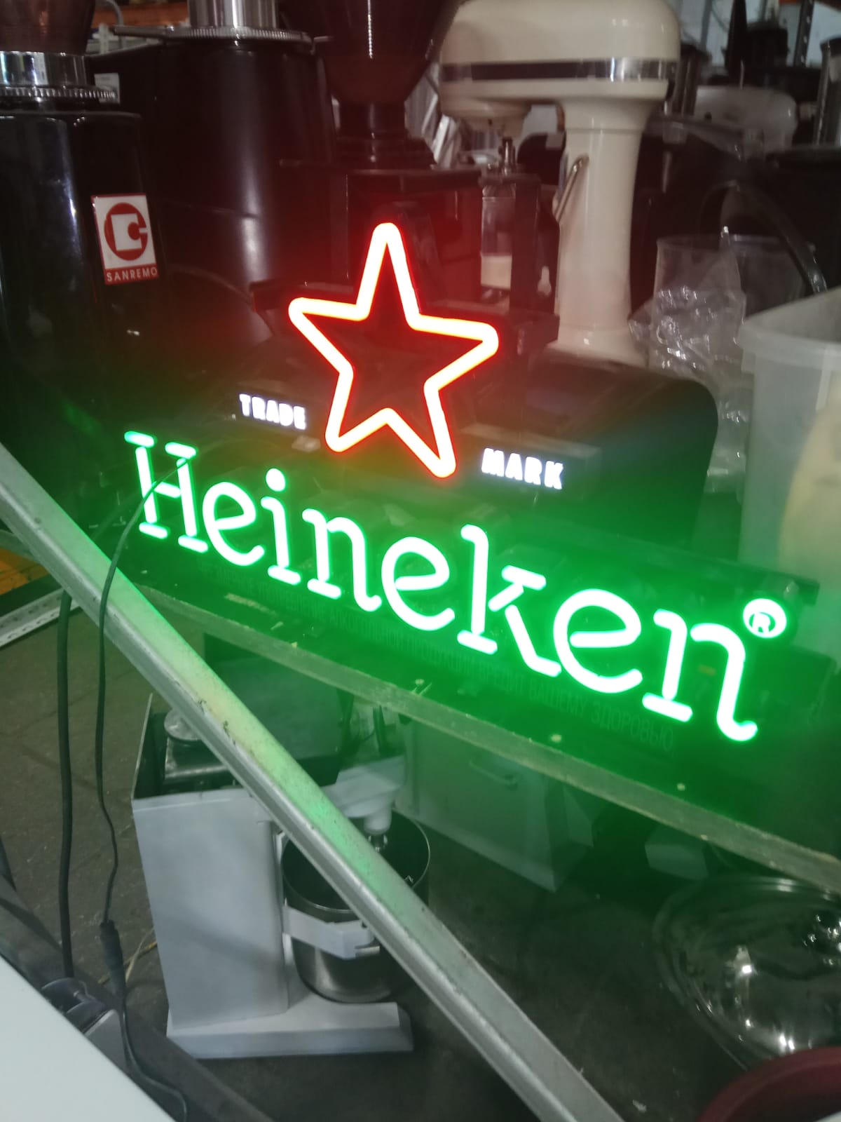 Вывеска HEINEKEN - компания Кормилец