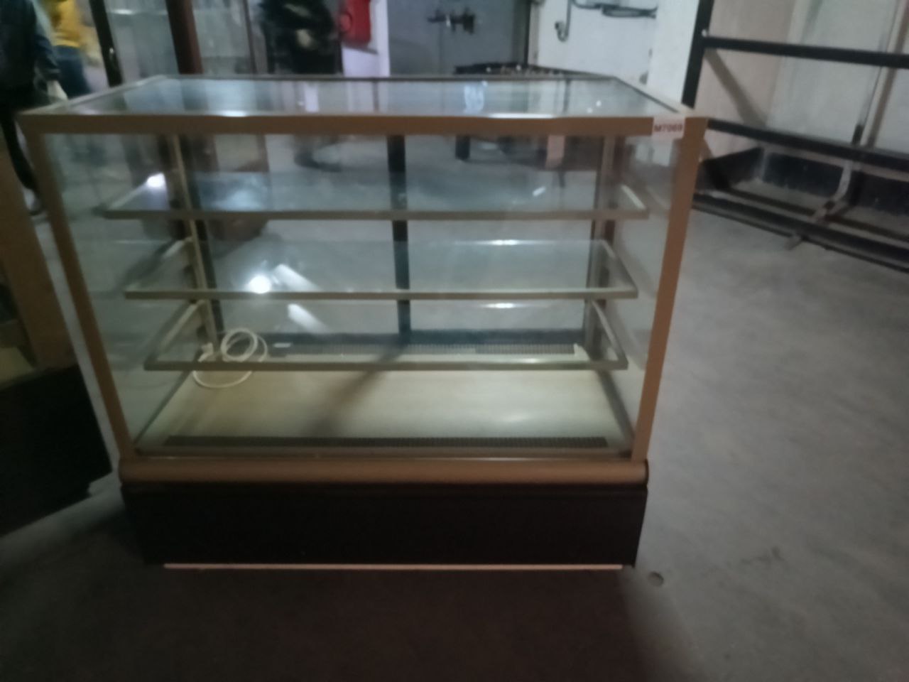 Витрина кондитерская 130/67/125(+) - компания Кормилец