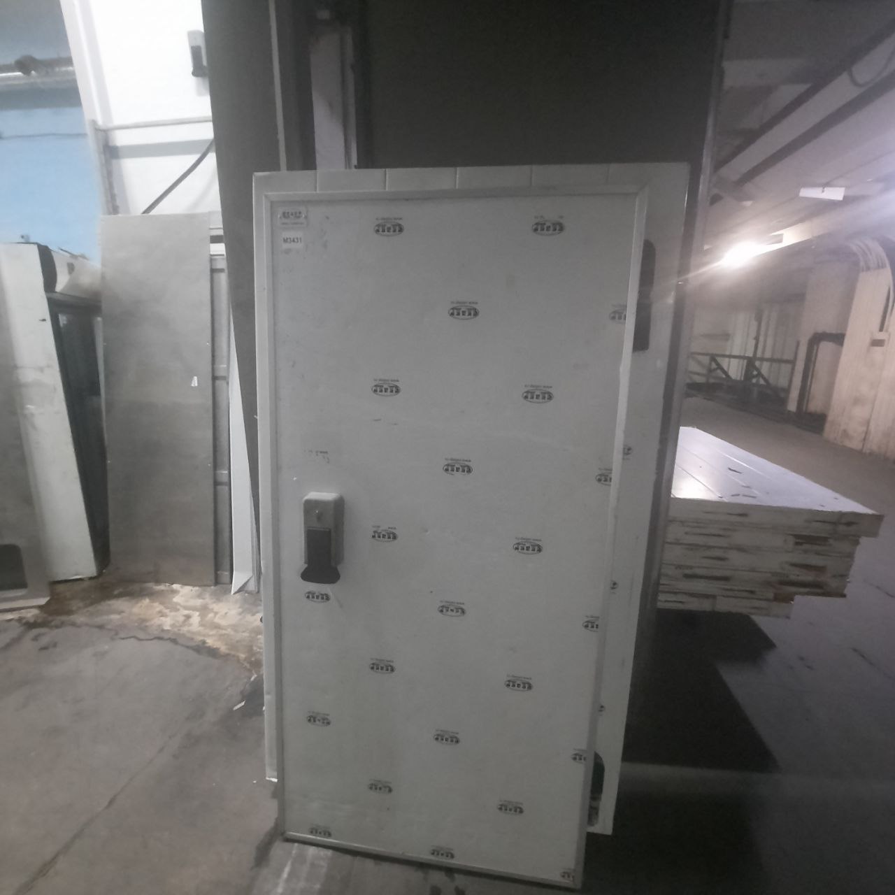 Дверь 120 толщина на раме ППУ100 для холодильной камеры СЕВЕР - компания Кормилец